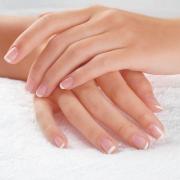¿Por qué es necesario adormecer las manos y los dedos?