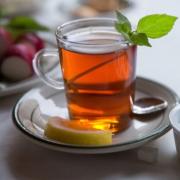 Bir!  İki!  Üç!  Yeşil çayın kalorisi önemlidir.  Kirazsız yeşil çay Sütlü yeşil çay: kalori içeriği